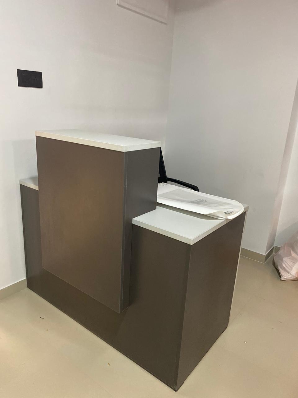 Compact Reception Table